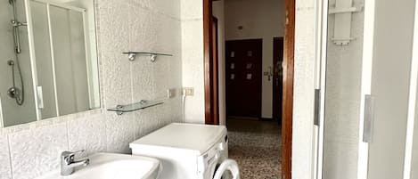 Shower, bidet, towels