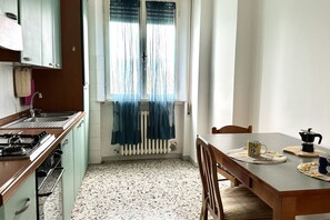 Fridge, oven - SE091 - Senigallia, three-room apartment with balcony near the sea (Senigallia)