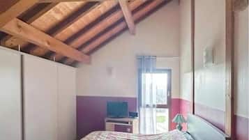 4 bedrooms, iron/ironing board, free WiFi, bed sheets