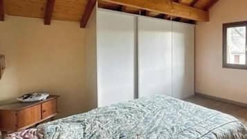 4 bedrooms, iron/ironing board, free WiFi, bed sheets