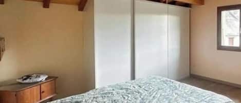 4 makuuhuonetta, silitysrauta/-lauta, ilmainen Wi-Fi, vuodevaatteet