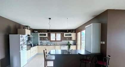 Maison 'Villa De St Off' avec vue sur les montagnes, terrasse privée et Wi-Fi