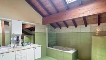 Een douche, een haardroger, handdoeken