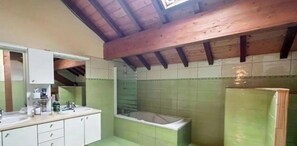 Regadera, secadora de cabello, toallas 