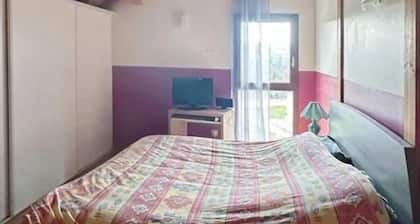 Casita de campo 'Villa De St Off' con vistas a la montaña, terraza privada y Wi-Fi