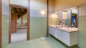 Douche, séchoir à cheveux, serviettes fournies