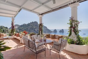 Outdoor dining - Villa 'Bella Vista' with Sea View, Private Terrace and Wi-Fi (Capri)
