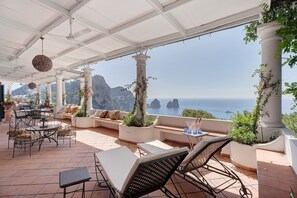 Outdoor dining - Villa 'Bella Vista' with Sea View, Private Terrace and Wi-Fi (Capri)