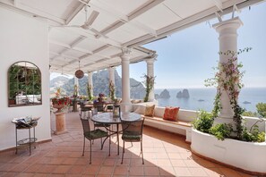 Outdoor dining - Villa 'Bella Vista' with Sea View, Private Terrace and Wi-Fi (Capri)
