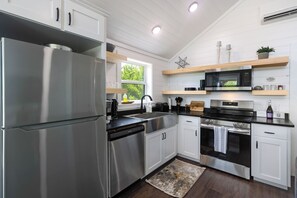 Frigorífico, microondas, horno y placa de cocina