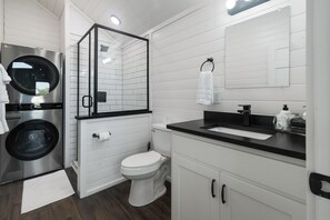 Douche, séchoir à cheveux, serviettes fournies, savon