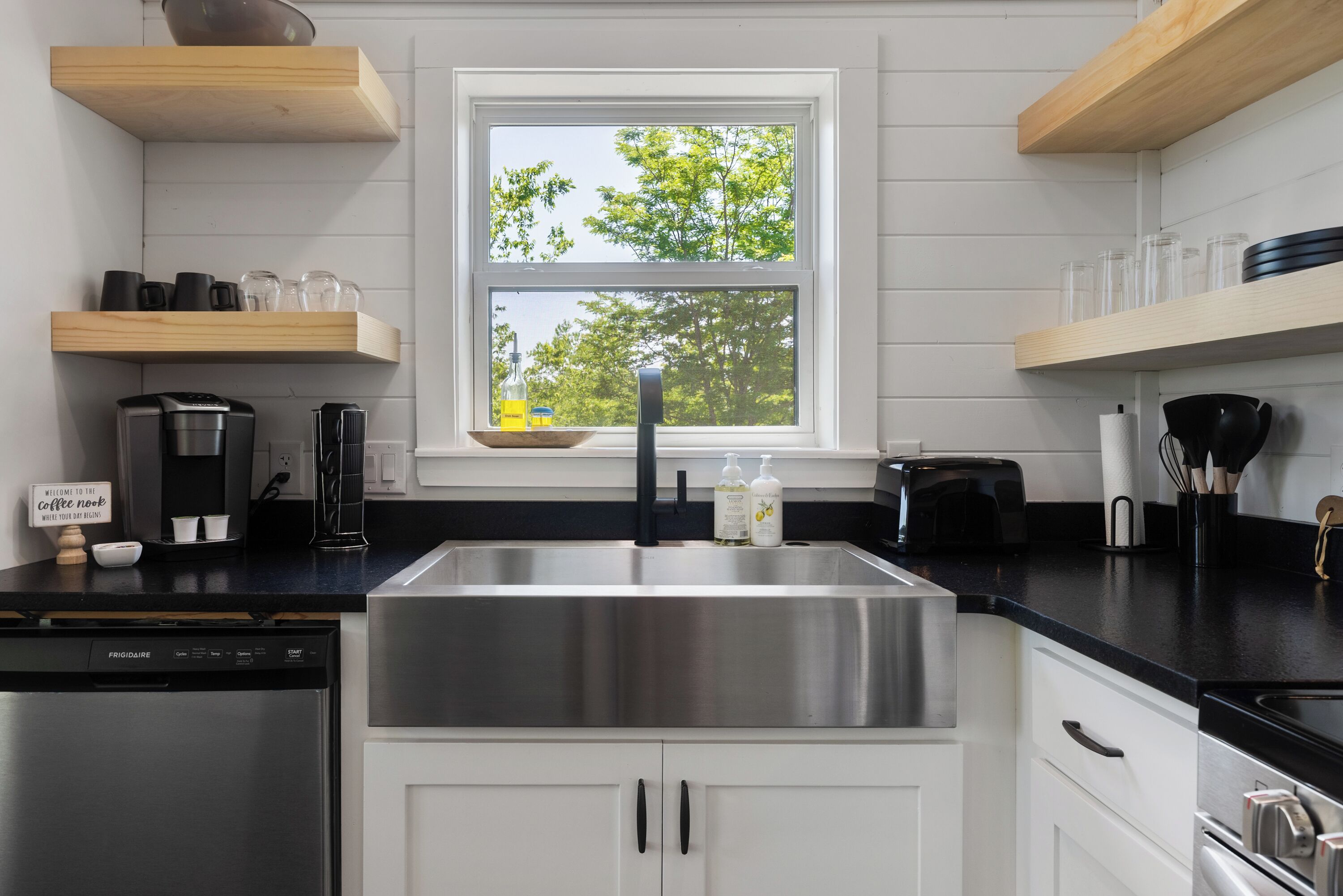 Frigorifero, microonde, forno, piano cottura