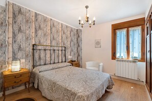 2 bedrooms, free WiFi, bed sheets - Apartment 'Rural Ordiso' with Mountain View, Private Terrace and Wi-Fi (Torla-Ordesa)