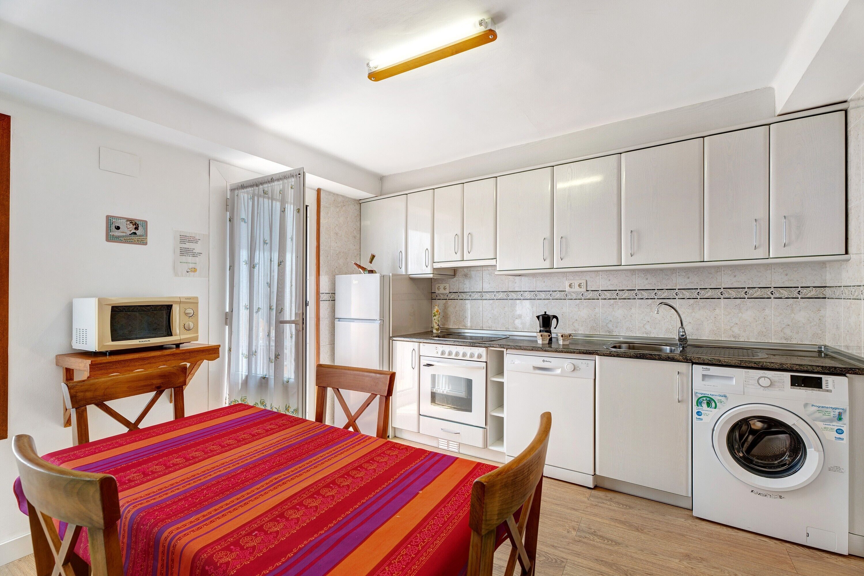 冷蔵庫 、電子レンジ、オーブン、コンロ