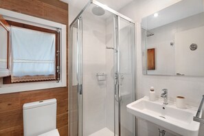 Shower, hair dryer, towels - Apartment 'Rural Ordiso' with Mountain View, Private Terrace and Wi-Fi (Torla-Ordesa)