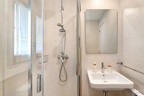 Douche, sèche-cheveux, serviettes fournies