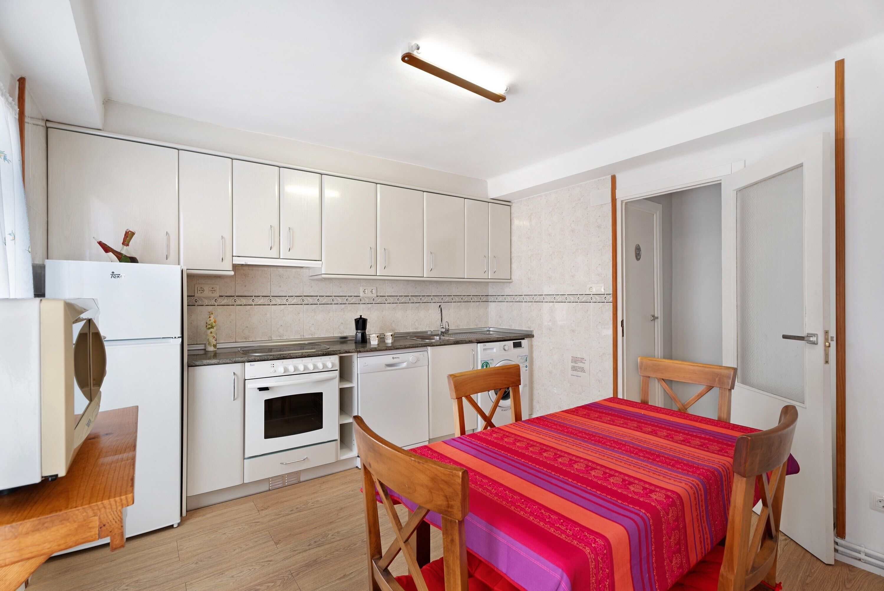 Frigorífico, microondas, horno y placa de cocina
