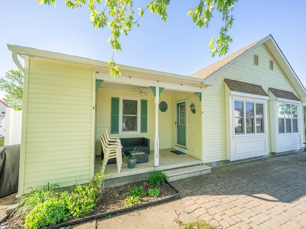 Lovely maintained 3 bedroom 1 and 1/2 bath unit located in Village Green