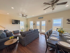 Smart-TV, fotballspill, bordtennis og bøker