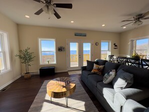 Smart-TV, Tischfußball, Tischtennisplatte, Bücher