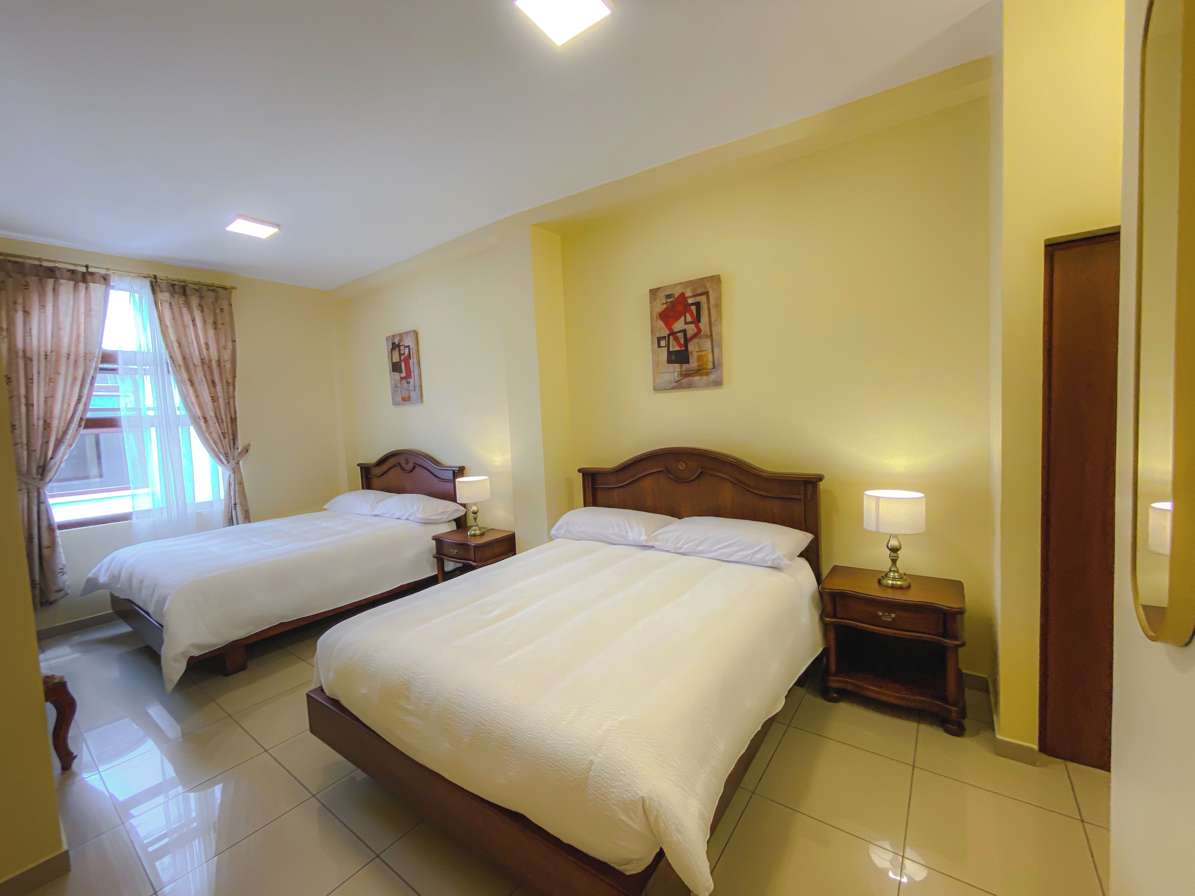 Deluxe fyrbäddsrum - utsikt mot innergården | Ljudisolering och gratis wi-fi