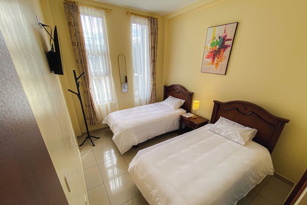 Habitación Confort con 2 camas individuales, vistas a la ciudad | 1 dormitorio, sistema de insonorización, wifi gratis