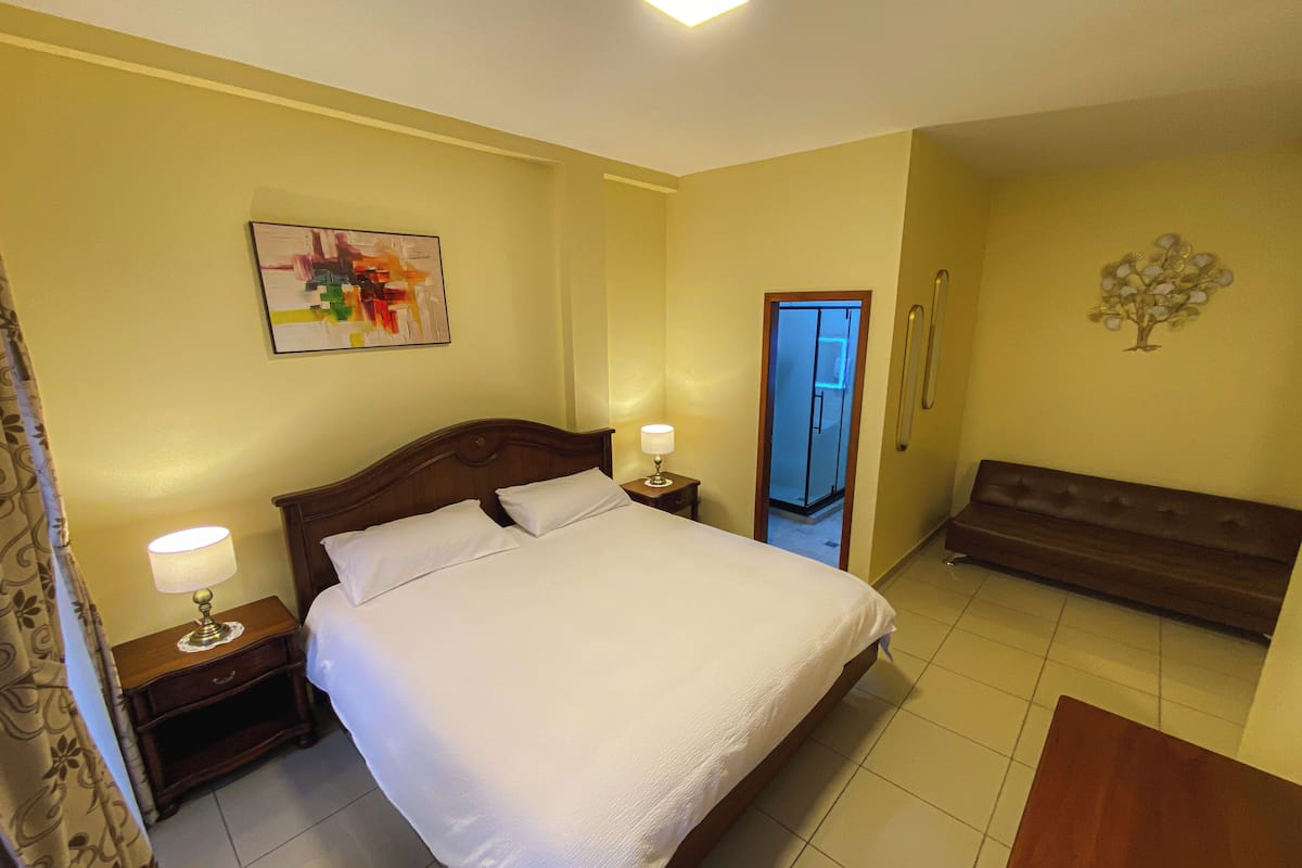 Habitación familiar, vistas a la ciudad | 1 dormitorio, sistema de insonorización, wifi gratis