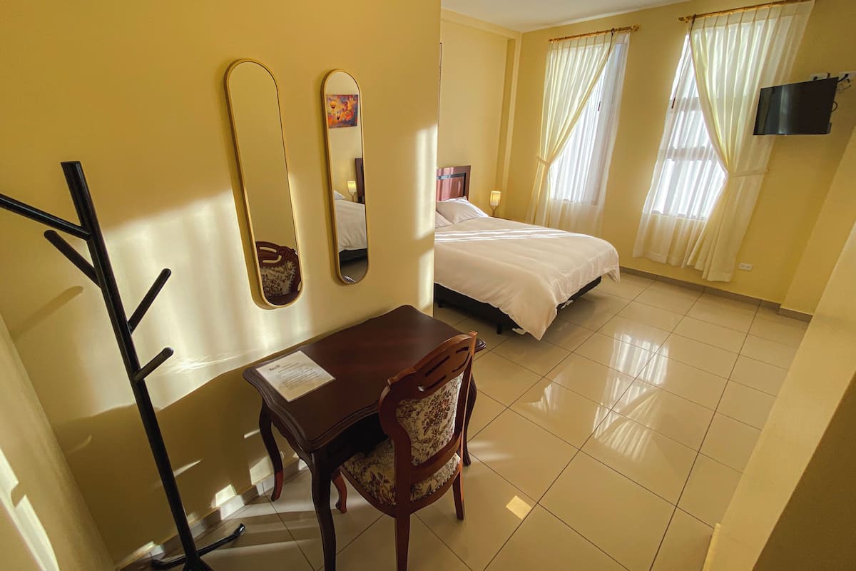 Habitación triple Deluxe, vistas al patio | 1 dormitorio, sistema de insonorización, wifi gratis