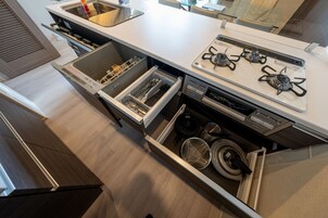 อพาร์ทเมนท์ | ครัวส่วนตัว | ตู้เย็น, ไมโครเวฟ, เตาประกอบอาหาร, กาต้มน้ำไฟฟ้า