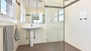 Shower - Filoli - A breathtaking waterfront (Salamander Bay)