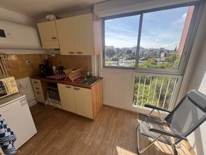 Kjøleskap, mikrobølgeovn, ovn og brødrister