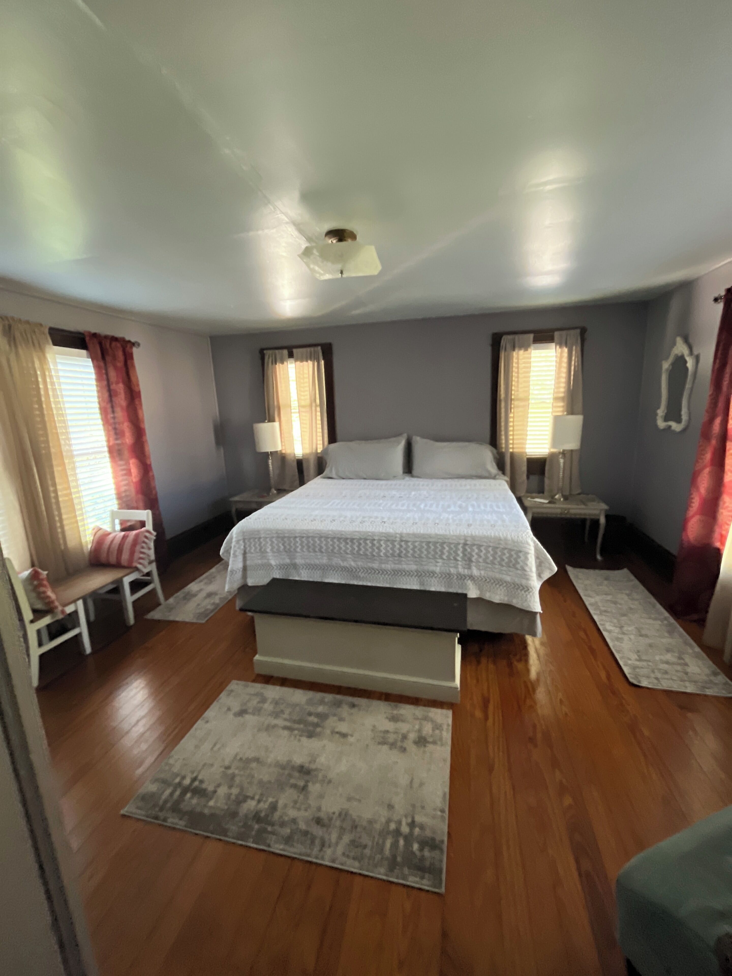 King Room along VA Creeper Trail and AT Pet friendly 