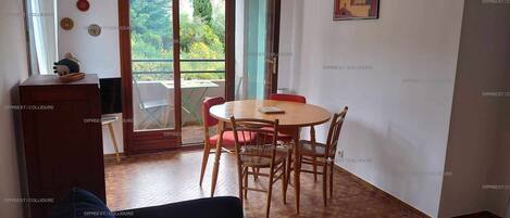 Fernseher, Tischfußball, Tischtennisplatte