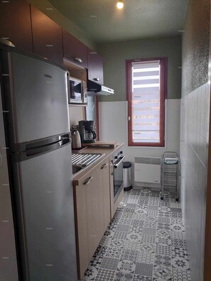 Fridge, microwave, oven, stovetop - 4PA22 - Apartment in residence with pool and parking (COLLIOURE)