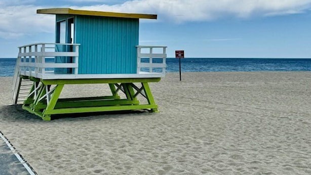 A lifeguard tower on a sandy beach with a clear blue sky. - Pleasant village house close to the beach 4GSA12 (LE BARCARES)