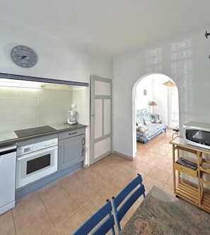 Een koelkast, een microgolfoven, een oven, een vaatwasser