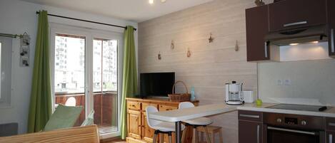 Frigorífico, horno y utensilios de cocina