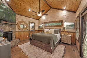 4 bedrooms, iron/ironing board, free WiFi, bed sheets - Friends in High Places - Pet Friendly | 4 King Bedroom Suites with Fireplaces (Blue Ridge)