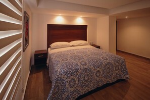 1 bedroom, in-room safe, iron/ironing board, free WiFi