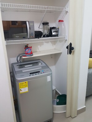 Comfort-huoneisto | Yksityinen keittiö | Jääkaappi, mikroaaltouuni, uuni, liesi