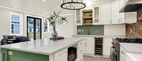 冷蔵庫、電子レンジ、オーブン、コンロ