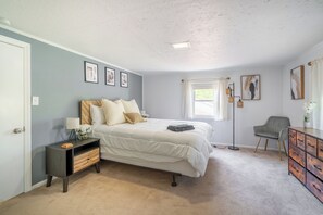 5 makuuhuonetta, työpöytä, silitysrauta/-lauta, vauvan matkasänky