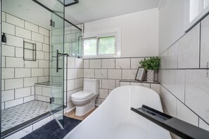 Shower, hair dryer, towels, soap - Perfect for Multiple Families- Close to Beach, Trails, Wineries, Breweries (South Haven)