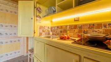 Frigorifero, microonde, forno, piano cottura