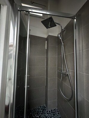 Secadora de cabello, toallas, jabón, papel de baño 