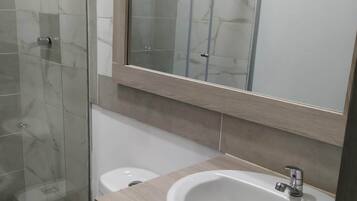 シャワー、タオル、石鹸、トイレットペーパー