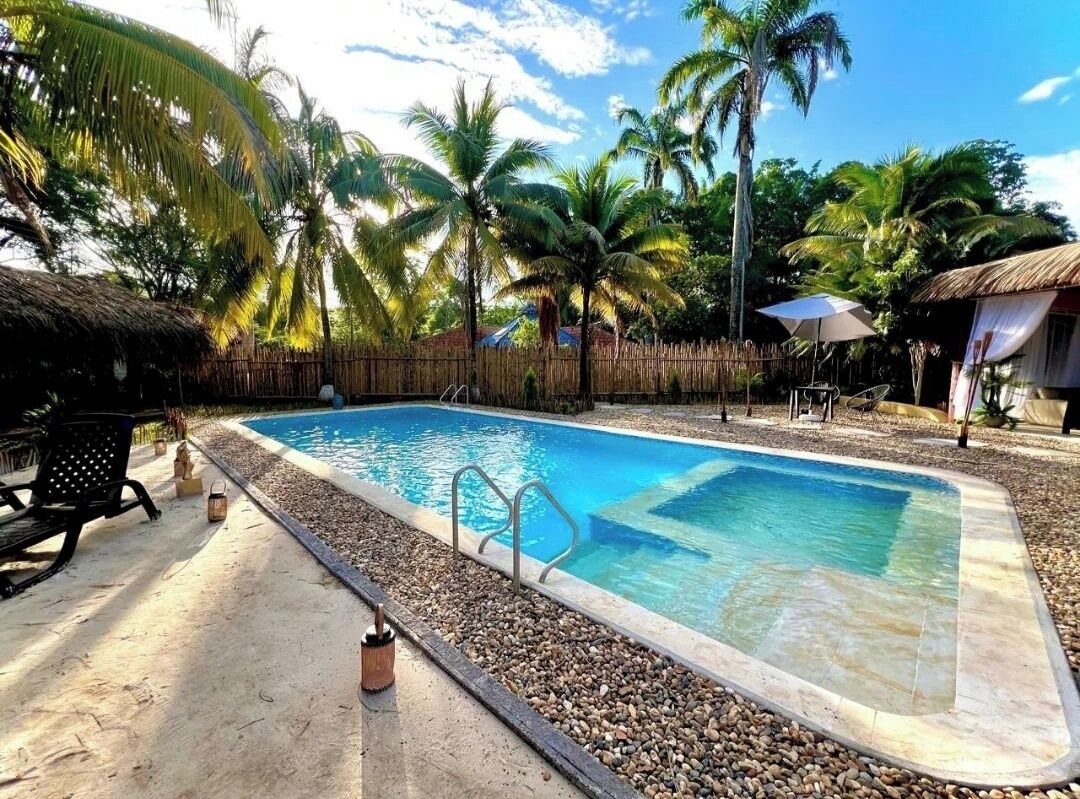 Una piscina al aire libre