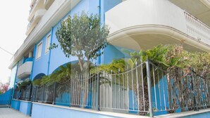A multi-story building with balconies, a curved white facade, and a blue exterior. - Homiday - Felicioni Alba Adriatica, Monolocale al 1°piano (Alba Adriatica)