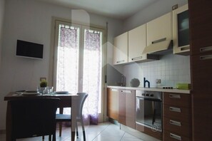 Kühlschrank, Ofen, Herdplatte, Kochgeschirr/Geschirr/Besteck