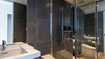 Dusche, kostenlose Toilettenartikel, Haartrockner, Hausschuhe